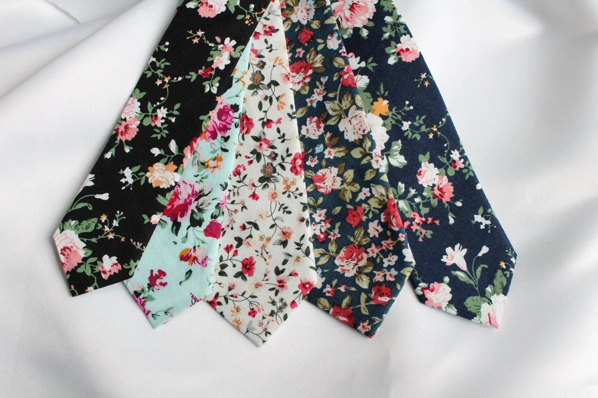 Boy's Pre-Tied Floral Necktie: Light Blue