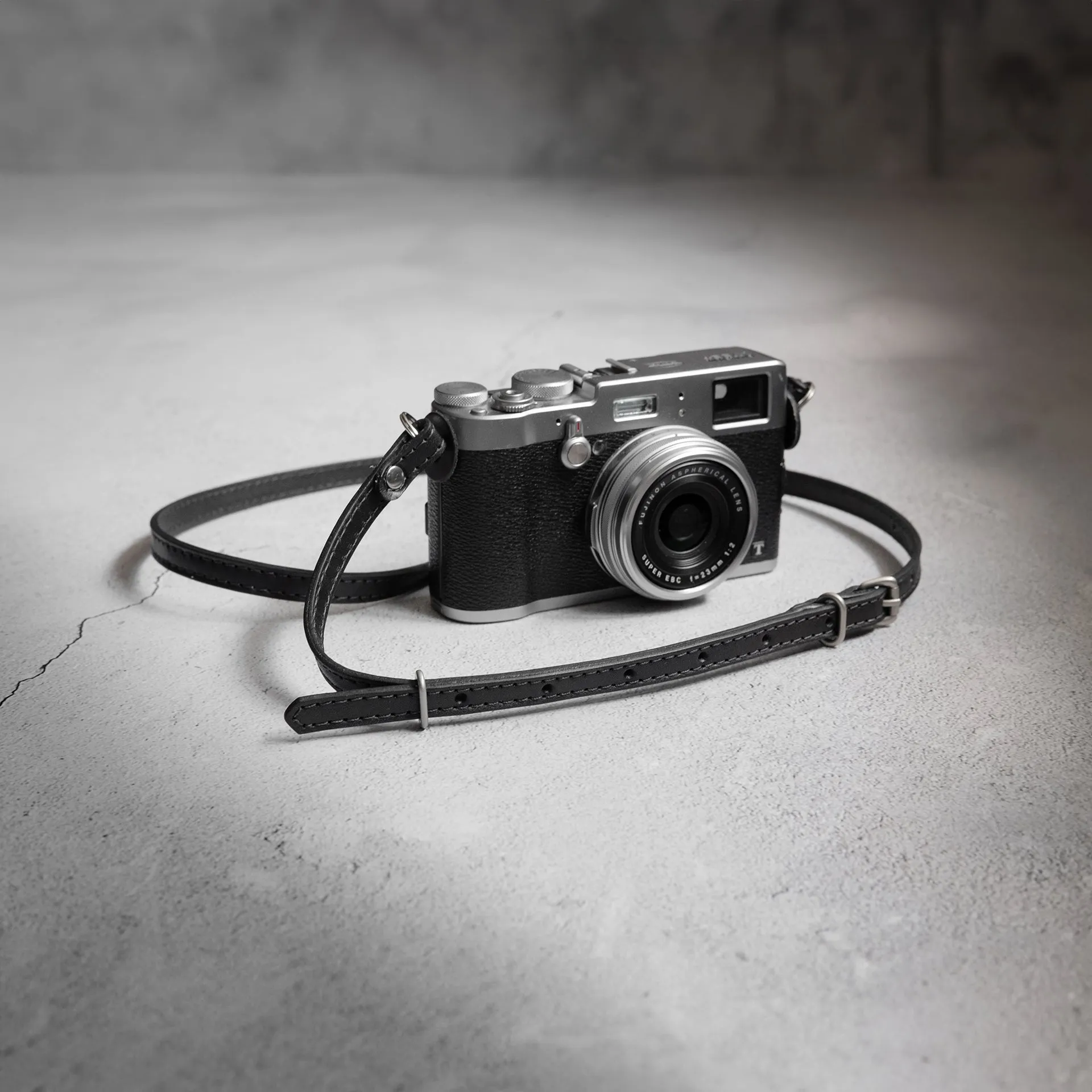 Leather camera strap (F5.6)