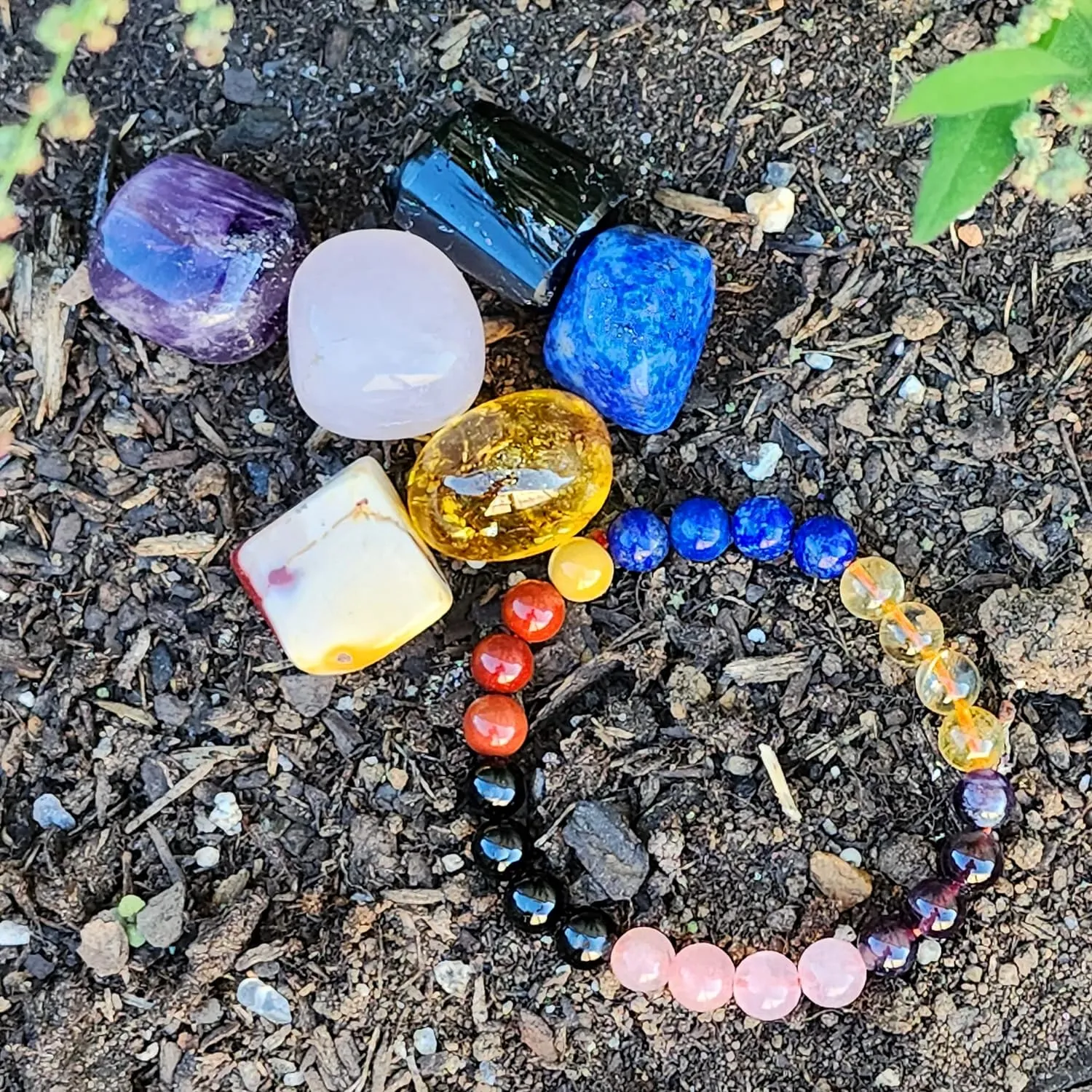 Love crystals set of 7 - Include 1 Stretchable bracelet & random natural shaped Rose Quartz, Citrine, Amethyst, Lapis Lazuli, Mookie jasper black tourmaline Palm Stones for Unconditional Love
