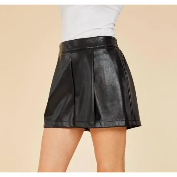 NEW DOLCE CABO faux leather pleated shorts in black