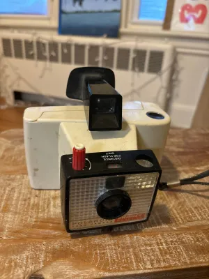 Polaroid Land Camera Swinger Model 20 Instant Camera
