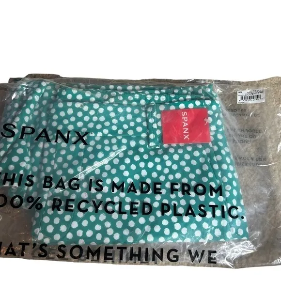 Spanx polka dot kelly green sunshine shorts, 6&quot; (A1) and (C1-L)
