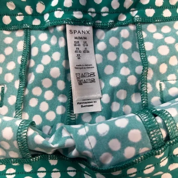 Spanx polka dot kelly green sunshine shorts, 6&quot; (A1) and (C1-L)